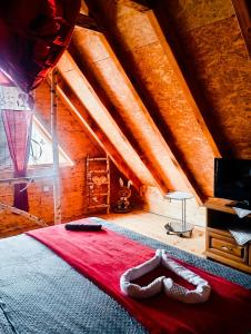 ヴィテズにあるKuca za odmorのベッドルーム1室(屋根裏部屋に大型ベッド1台付)