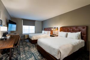 Postel nebo postele na pokoji v ubytování Radisson Hotel Fairview Heights - St Louis