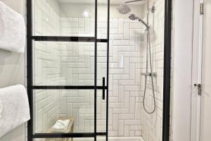 キリングトンにあるRenovated Studio #541の浴室のガラス扉付きシャワー