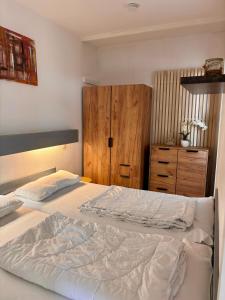 Katil atau katil-katil dalam bilik di Schöne Ferienwohnung mit Schwimmbad, Sauna und Balkon