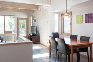 eine Küche und ein Esszimmer mit Tisch und Stühlen in der Unterkunft Riverdell - Great Views of the Columbia Gorge and White Salmon River in Hood River