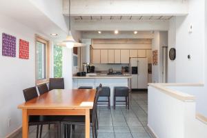 eine Küche und ein Esszimmer mit einem Holztisch und Stühlen in der Unterkunft Riverdell - Great Views of the Columbia Gorge and White Salmon River in Hood River