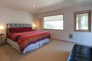 ein Schlafzimmer mit einem Bett, einem Fenster und einer Couch in der Unterkunft Riverdell - Great Views of the Columbia Gorge and White Salmon River in Hood River