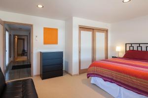 ein Schlafzimmer mit einem Bett und einer Couch in einem Zimmer in der Unterkunft Riverdell - Great Views of the Columbia Gorge and White Salmon River in Hood River