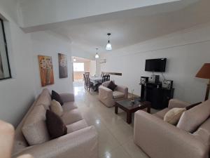 a living room with couches and a dining room at Precioso Depa 3 dormitorios en La Casona in Santa Cruz de la Sierra