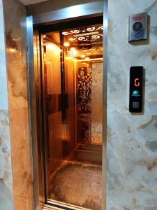 un ascenseur dans un immeuble avec un panneau sur le mur dans l'établissement Haveli Heritage --- 200 Meters from Nizamuddin Railway Station, à New Delhi 32 autres photos
