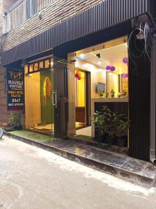 un magasin devant la porte s'ouvrant sur une rue dans l'établissement Haveli Heritage --- 200 Meters from Nizamuddin Railway Station, à New Delhi