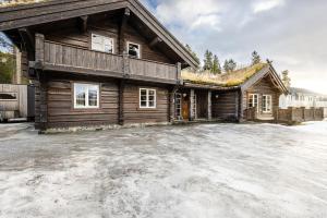 a log house with a large driveway in front of it at Vacation house in Hemsedal in Hemsedal