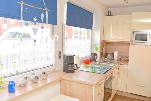 cocina con encimera y ventana en Fewo 91 WHG A 8 in Burhave, en Burhave