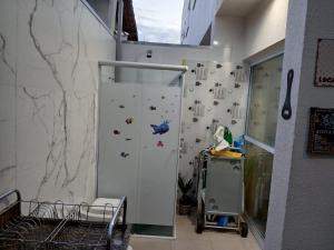 un bagno con parete da arrampicata con adesivi appesi al muro di sobrado 08 com duas suítes, conf a Guarujá