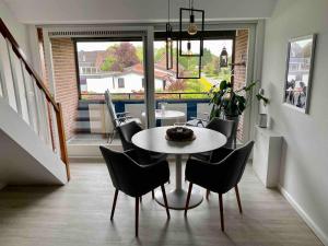 a dining room with a table and chairs at Ferienwohnung Herzmuschel in Varel