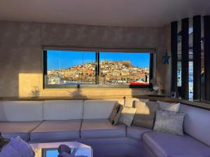 TV a/nebo společenská místnost v ubytování Exclusive Yacht Stay - Best Sea & Old Town Views - Prime Location