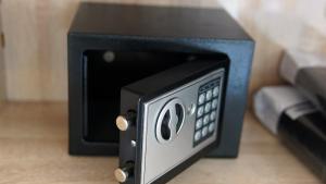 a black toaster oven sitting on the floor at Appartement lux dakhla in Dakhla