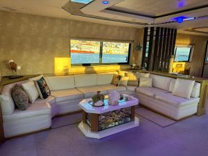 Posezení v ubytování Exclusive Yacht Stay - Best Sea & Old Town Views - Prime Location