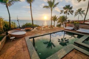 a swimming pool with a view of the ocean at Hotel da Pipa in Pipa