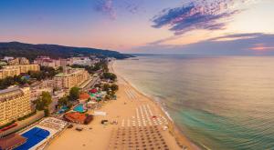 una vista aérea de una playa y el océano en Primrose Apartment with Free Parking, en Varna