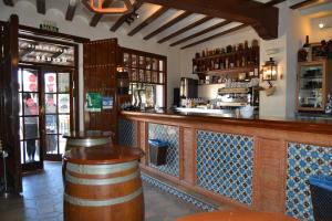 Hotel Restaurante Toruño في إل روثيو: بار في مطعم مع كونتر