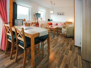 una sala da pranzo e un soggiorno con tavolo e sedie di Ferienwohnungen am Plauer See, Zislow a Zislow