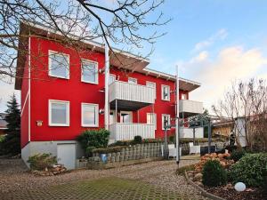 un condominio rosso con una casa rossa di Ferienwohnungen am Plauer See, Zislow a Zislow