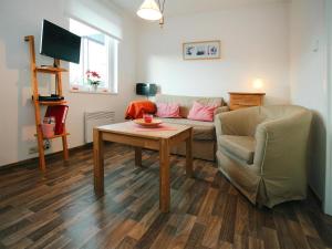 un soggiorno con un divano e un tavolo di Ferienwohnungen am Plauer See, Zislow a Zislow