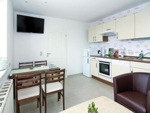 Una cocina y un comedor con mesa y sillas. en Ferienwohnung, Ribnitz-Damgarten, en Ribnitz-Damgarten