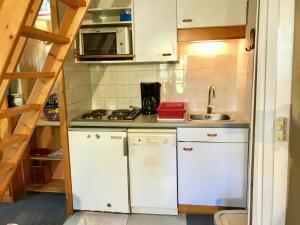 Kuchyňa alebo kuchynka v ubytovaní Résidence Le Grand Adret - Charmant deux pièces + mezzanine MAE-3914