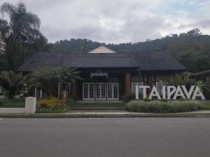 un edificio con un cartello che dice tarapa su di esso di resort comfort ad Araras Petropolis Altre 14 foto