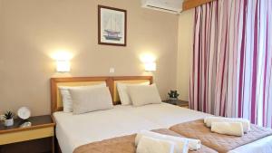 Postel nebo postele na pokoji v ubytování Koulouris Beach Hotel