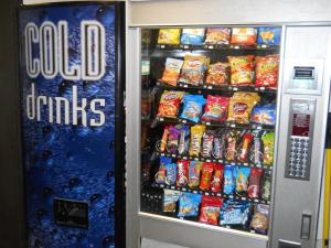 uma máquina de venda automática cheia de comida e bebidas em Value Inn Motel - Milwaukee Airport South em Oak Creek