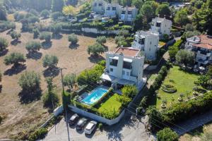 Bazén v ubytování Deluxe Chrousso Pool Villa nebo v jeho okolí