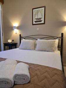 Postel nebo postele na pokoji v ubytování Koulouris Beach Hotel