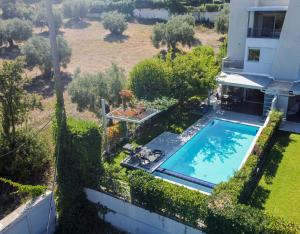 Bazén v ubytování Deluxe Chrousso Pool Villa nebo v jeho okolí