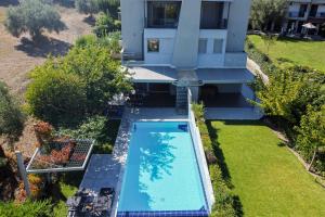 Bazén v ubytování Deluxe Chrousso Pool Villa nebo v jeho okolí