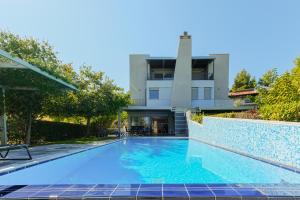 Bazén v ubytování Deluxe Chrousso Pool Villa nebo v jeho okolí