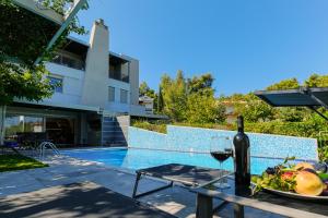 Bazén v ubytování Deluxe Chrousso Pool Villa nebo v jeho okolí