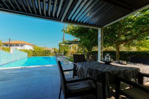 Bazén v ubytování Deluxe Chrousso Pool Villa nebo v jeho okolí