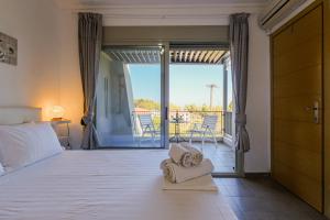Postel nebo postele na pokoji v ubytování Deluxe Chrousso Pool Villa