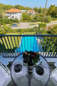 Bazén v ubytování Deluxe Chrousso Pool Villa nebo v jeho okolí