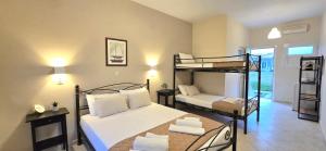 Postel nebo postele na pokoji v ubytování Koulouris Beach Hotel