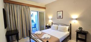 Postel nebo postele na pokoji v ubytování Koulouris Beach Hotel