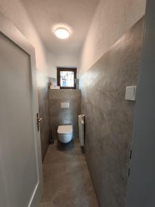 インスブルックにあるCosy Room in Modern Flatのトイレと窓のある小さなバスルーム +2枚の写真