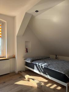 Ένα ή περισσότερα κρεβάτια σε δωμάτιο στο Apartament Ordona 9 - widok na jezioro i park