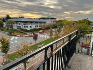 desde el balcón de una calle con un camión en L'aile du Moulin, en Magny-le-Hongre