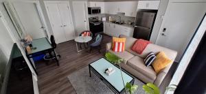 un soggiorno con un divano, un tavolo e una cucina di Two Bedroom Serenity with AC- Complimentary Welcome Treats a Langford