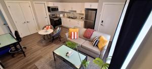 un soggiorno con un divano e un tavolo di Two Bedroom Serenity with AC- Complimentary Welcome Treats a Langford