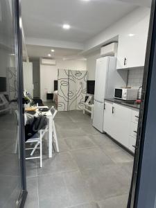 a kitchen with white appliances and a table and chairs at Alojamiento,Hospedaje centrico en valencia in Valencia