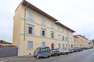 un grande edificio con auto parcheggiate in un parcheggio di Benedetta suite in florence a Firenze