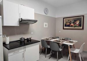 リベイラ・ブラーヴァにあるBanana Loversのキッチンにテーブルと椅子がある