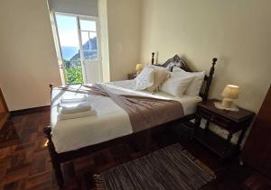 リベイラ・ブラーヴァにあるBanana Loversの窓のある大きなベッドのある寝室