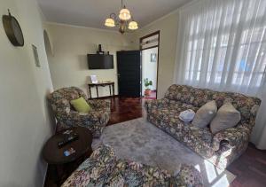 リベイラ・ブラーヴァにあるBanana Loversのソファと椅子2脚のあるリビングルーム